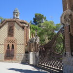 Els Pavellons Güell i el drac Lladó a Barcelona obra Gaudí